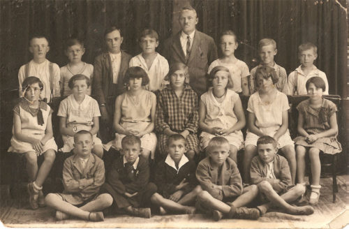 Foto: rok 1928 základní škola ve Starém Kolíně, 4. třída, Václav Horák stojící druhý zprava 